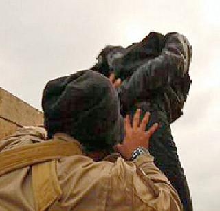 The cruelty of this, the gay prisoners thrown down the castle | इसिसचे क्रूरकृत्य, गे कैद्यांना गच्चीवरुन खाली फेकले