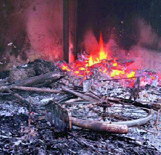 Five killed in Muzaffarpur fire; 14 arrest | मुझफ्फरपूर जाळपोळीत पाच ठार; १४ अटकेत