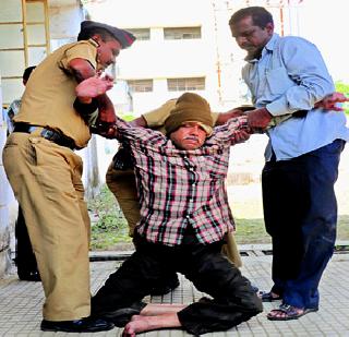 The police officer's confusion at the end of the situation | तर्रर्र अवस्थेत पोलीस अधिकाऱ्याचा गोंधळ