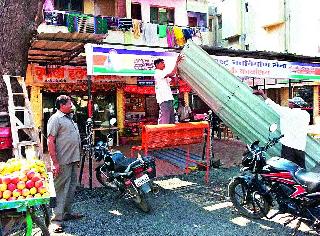Attacks of encroachment: | अतिक्रमणचा धसका : Attacks of encroachment: | अतिक्रमणचा धसका :