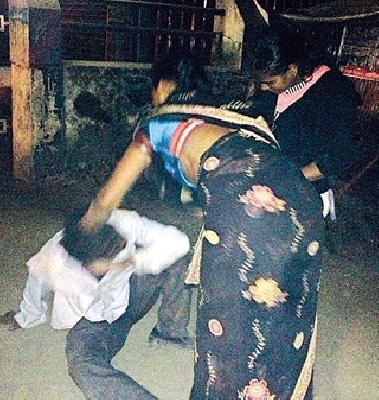 Ranaragini chopped to the victim | छेड काढणाऱ्याला रणरागिणींचा चोप