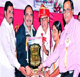 True literature is the only manifestation of social life | समाजजीवनाचे अंतरंग उलगडणारेच खरे साहित्य True literature is the only manifestation of social life | समाजजीवनाचे अंतरंग उलगडणारेच खरे साहित्य