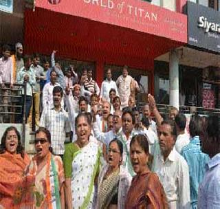 Congress demonstrations in Akola Manaspatam | अकोला मनपासमोर काँग्रेसची निदर्शने