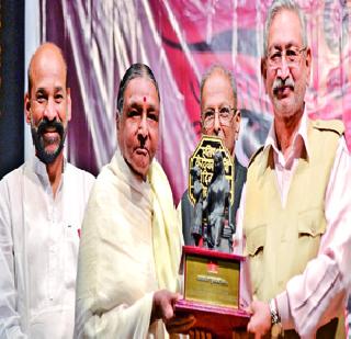 Children's tired talk and tears of the mother ... | मुलांचे हळवे बोल अन् मातांचे अश्रू...