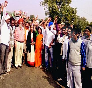 Movement against Chief Minister's towel's toll | मुख्यमंत्र्यांच्या काकूंचे टोलविरोधात आंदोलन Movement against Chief Minister's towel's toll | मुख्यमंत्र्यांच्या काकूंचे टोलविरोधात आंदोलन