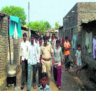 As per Shirila, the liquor vandalized | ..अखेर शिर्ला नेमाणे येथील दारूअड्डे उद्ध्वस्त