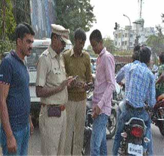 Mobile search on road to prevent cybercrime! | सायबर क्राइम रोखण्यासाठी रस्त्यावर मोबाइल सर्चिंग!