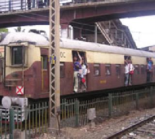 Overhead wire broke in Thane, and again the disorder was noticed | ठाण्याजवळ ओव्हरहेड वायर तुटली, म.रे पुन्हा विस्कळीत Overhead wire broke in Thane, and again the disorder was noticed | ठाण्याजवळ ओव्हरहेड वायर तुटली, म.रे पुन्हा विस्कळीत
