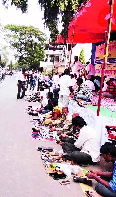 Against the administration, the business was on the road and unique movement | प्रशासनाच्या विरोधात रस्त्यावरच व्यवसाय थाटून अनोखे आंदोलन Against the administration, the business was on the road and unique movement | प्रशासनाच्या विरोधात रस्त्यावरच व्यवसाय थाटून अनोखे आंदोलन