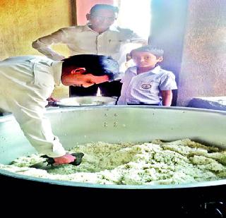 School khichadi shijana! | शाळेत खिचडी शिजेना !