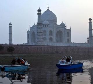 Obama's vulnerable Taj Mahal visit came against the Supreme Court order | ओबामांच्या असुरक्षित ताजमहाल भेटीच्या आड आला सुप्रीम कोर्टाचा आदेश