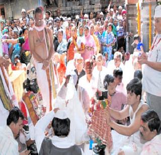 Wedding ceremony in Vithal-Rukmini's place | विठ्ठल-रुक्मिणीचा थाटात विवाह सोहळा Wedding ceremony in Vithal-Rukmini's place | विठ्ठल-रुक्मिणीचा थाटात विवाह सोहळा