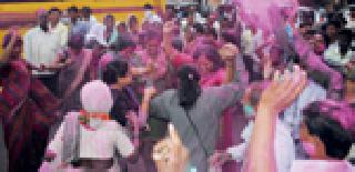 Who are you with Women's alcoholics? | आपण कुणासोबत? महिला की दारूवाल्यांच्या?