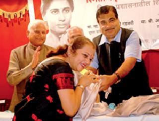 Shuddering smile; Gadkari is very happy! | कांचनताई हसल्या; गडकरी लाजले !