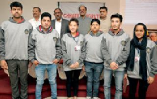 Change attitude towards Kashmir | काश्मीरकडे पाहण्याचा दृष्टिकोन बदला Change attitude towards Kashmir | काश्मीरकडे पाहण्याचा दृष्टिकोन बदला