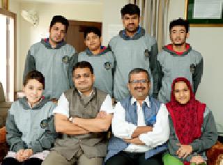 Removal of strangers should be removed | परकेपणाची भावना दूर व्हावी Removal of strangers should be removed | परकेपणाची भावना दूर व्हावी