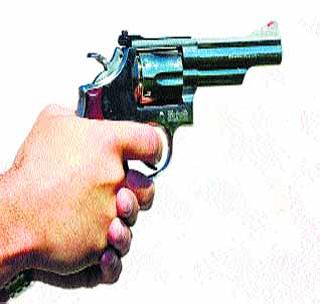 The policeman paused the policeman on the Maharaja's side | पोलीस कर्मचा-याने महाराजांवर रोखली पिस्तुल The policeman paused the policeman on the Maharaja's side | पोलीस कर्मचा-याने महाराजांवर रोखली पिस्तुल