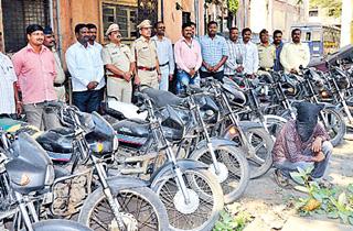 Sangli detained Atal Choratya | सांगलीत अट्टल चोरट्यास अटक