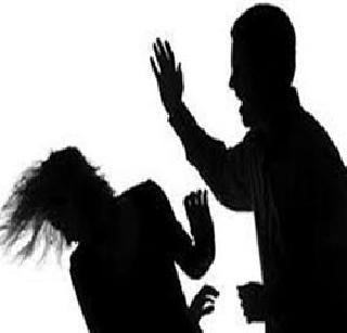 The woman was beaten up by liquor vendors | दारूविक्रेत्यांकडून महिलेला मारहाण