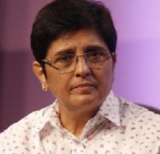 Kiran Bedi is in the fray for two voter identity cards | दोन मतदार ओळखपत्रांमुळे किरण बेदी गोत्यात Kiran Bedi is in the fray for two voter identity cards | दोन मतदार ओळखपत्रांमुळे किरण बेदी गोत्यात