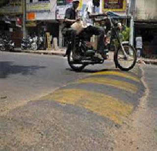 Accelerating accident | गतिरोधकाने अपघाताला आवर Accelerating accident | गतिरोधकाने अपघाताला आवर