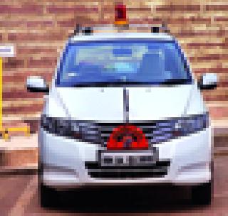 Mayor's red light on the car | महापौरांच्या गाडीवरचा लाल दिवा हटेना