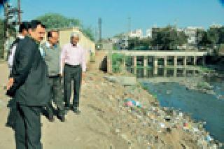 Commissioner's survey of Nag Nagi | आयुक्तांनी केली नागनदीची पाहणी Commissioner's survey of Nag Nagi | आयुक्तांनी केली नागनदीची पाहणी