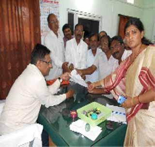 Congestion Demolition movement in the car | कारंजात काँग्रसचे धरणे आंदोलन