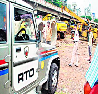 Officers, the collusion of the brokers | अधिकारी, दलालांची हातमिळवणी Officers, the collusion of the brokers | अधिकारी, दलालांची हातमिळवणी