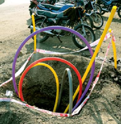 City squid due to '4G' potholes | ‘4जी’च्या खड्ड्यांमुळे शहर विद्रूप City squid due to '4G' potholes | ‘4जी’च्या खड्ड्यांमुळे शहर विद्रूप