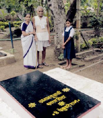 'Baba' kurli memorials graced by trees | वृक्षतोडीने गहिवरलेल्या ‘बाबां’नी कोरली स्मरणशिला