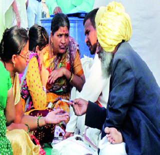 Astrologers embarked on the Pyannadi jatra | पवनाथडी जत्रेत ज्योतिषांनी घातली भुरळ