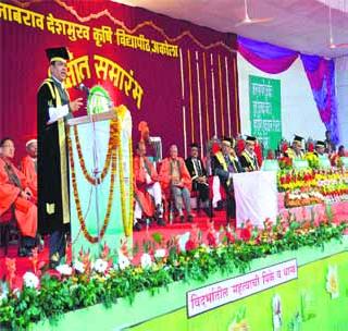 Empty paper research on the ground - Chief Minister | कागदावरील संशोधन जमिनीवर उतरवा - मुख्यमंत्री