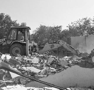 At the end of 19 shops, the hammer of the corporation | १९ दुकानांवर अखेर पालिकेचा हातोडा