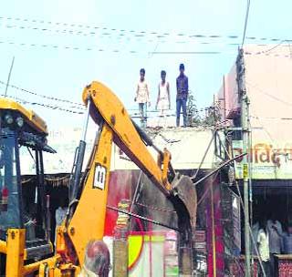 Gajraj is in police custody | पोलीस बंदोबस्तात अतिक्रमणावर चालला गजराज