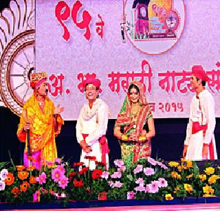 Shine hoss puri; But 'witch' is inadequate! | चमकोंची हौस पुरी; पण ‘विच्छा’ मात्र अपुरी !