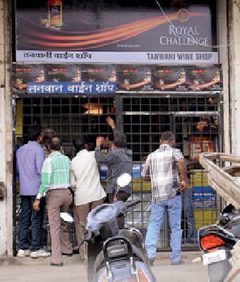 Selling of alcohol is unnecessarily! | दारुची बेभाव विक्री!