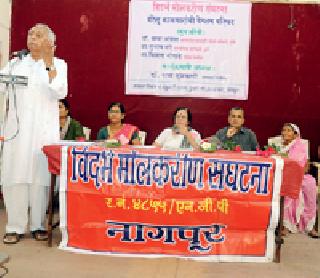 The laboring women should get on the road to pensions | कष्टकरी महिलांनी पेन्शनसाठी रस्त्यावर उतरावे