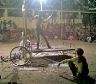 Breathtaking exercise for the stomach | पोटासाठी करतात चित्तथरारक कसरत