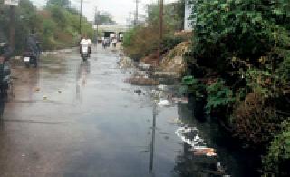 Inclement weather in the city mud | अकाली पावसामुळे शहर चिखलात