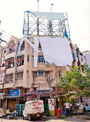 In the early part of the day, the storm was overcast | अवकाळी वादळी पावसाने झोडपले