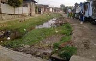 Landy drain raises 450 families risk to life | लेंडी नाला उठला जीवावर ४५० कुटुंबांना धोका