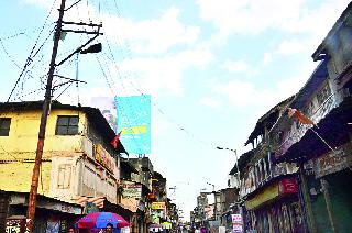 Sunday carnage road cars stuck due to electricity stars | विजेच्या तारांमुळे अडले रविवार कारंजा रस्त्याचे घोडे