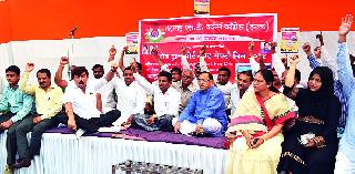 Due to the proposed law | प्रस्तावित कायद्याच्या विरोधात धरणे