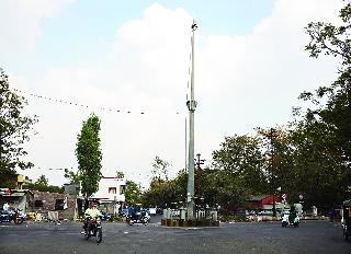 Closed Highways: A highway closed in front of the old police commissioner, which has been closed in the Chawk, it is a condition. | बंद पडलेला हायमास्ट : जुन्या पोलीस आयुक्तालयासमोरील चौकामध्ये उभारलेला हायमास्ट बंद पडला असून, त्याची अशी अवस्था झाली आहे.