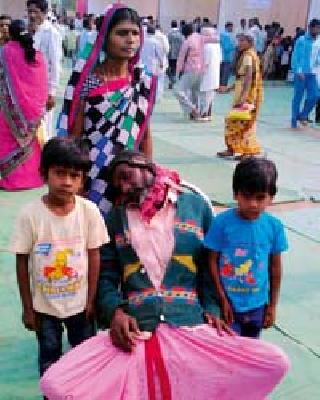 'The' handicapped 'couple created 48 villages in the public awareness | ‘त्या’ अपंग दाम्पत्याने केली ४८ गावांत जनजागृती