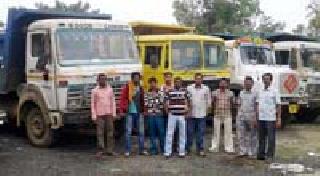 Five tips from illegal minor minerals caught by the villagers | गावकऱ्यांनी पकडले अवैध गौण खनिजाचे पाच टिप्पर