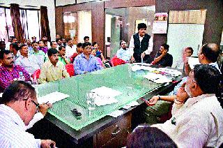 Review Meeting: A decision to take measures to prevent spread of public awareness along with spread of publicity | आढावा बैठक : जनजागृती पत्रकांचे वाटप करण्यासह फैलाव रोखण्यासाठी उपाययोजना करण्याचा निर्णय