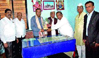 Sadanand More's visit to Sinnar Reading | सदानंद मोरे यांची सिन्नर वाचनालयास भेट