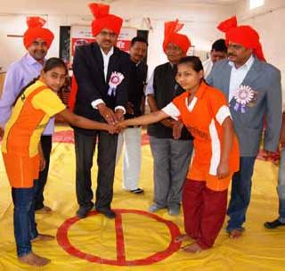 International Wrestling Matt Prize at Pigar | पिंजर येथे आंतरराष्ट्रीय दर्जाच्या कुस्ती मॅटचे लोकार्पण